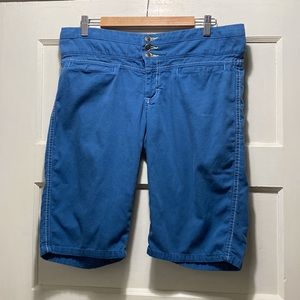 Lee Bermudas with 60’s surf vibe 👙🌊🤙